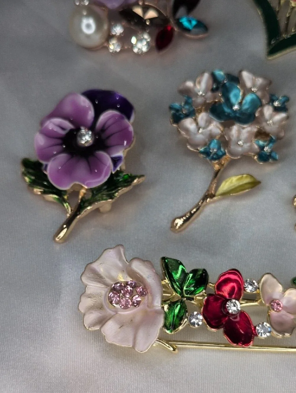 Lot of 12 Contemporary Floral Enamel Brooches Bee Ladybug Pansy Hydrangea Pin